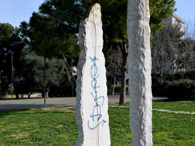 Riproduzione della forma pi� antica di orologio solare, � formata da due grandi monoliti in pietra di Trani, simili a dei menhir. Sulle sculture, alte rispettivamente 3,75 metri l�anteriore e 3,60 metri la posteriore, � scolpito il motto Solis, scientiae et artis opus (Opera del sole, della scienza e dell�arte)